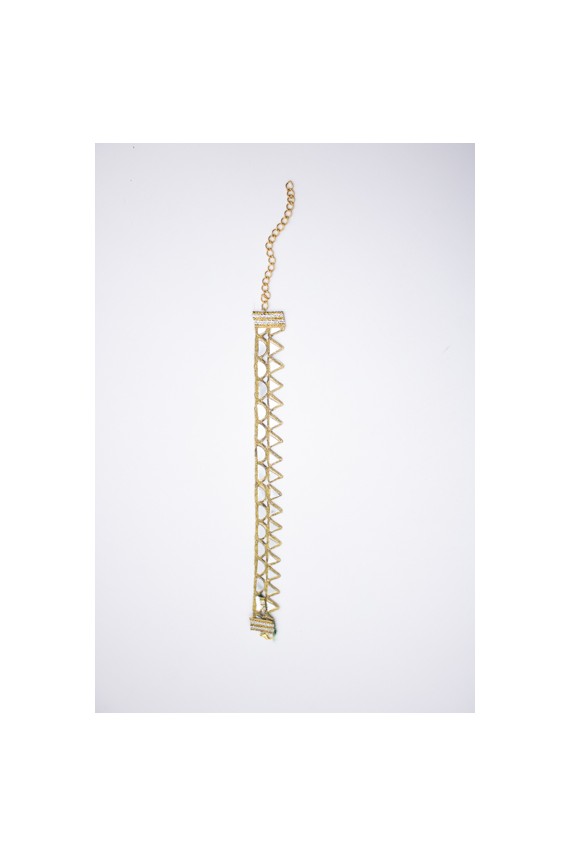 Modelo con choker boho de hilo dorado y espejos triangulares, estilo artesanal Modelo con choker boho de hilo dorado y espejos triangulares, estilo artesanal