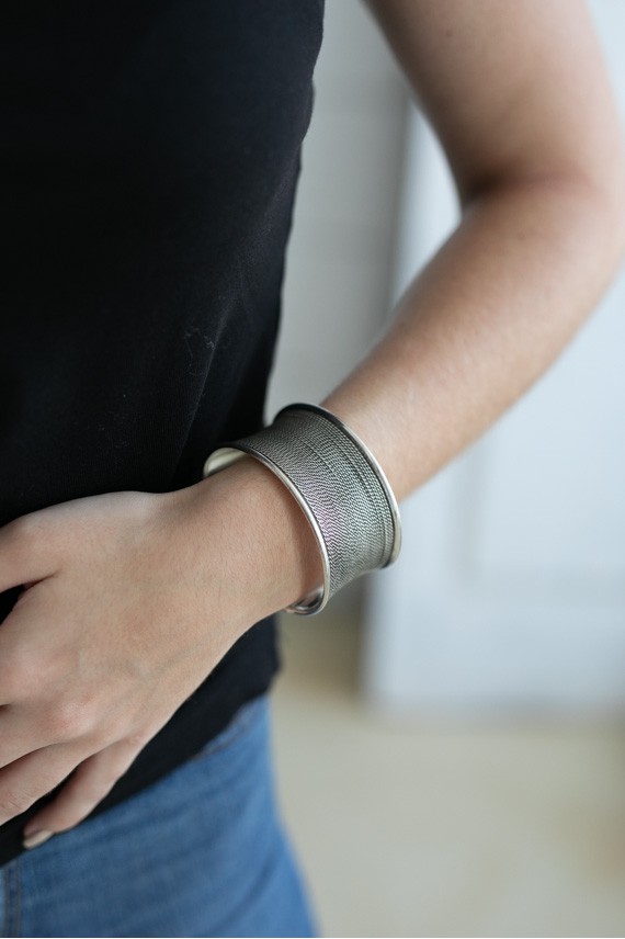 Brazalete Boho Abierto de Latón Tallado