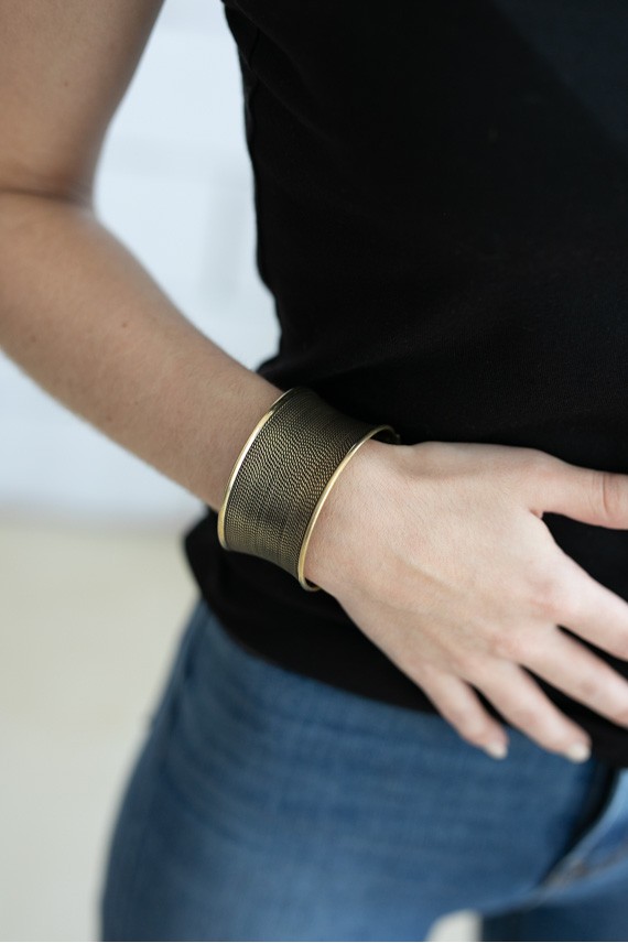 Brazalete Boho Abierto de Latón Tallado