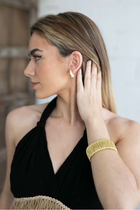 brazalete boho dorado abierto con hilos metálicos estilo artesanal