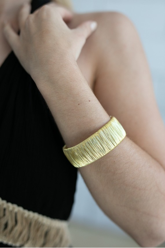 brazalete boho dorado abierto con hilos metálicos estilo artesanal