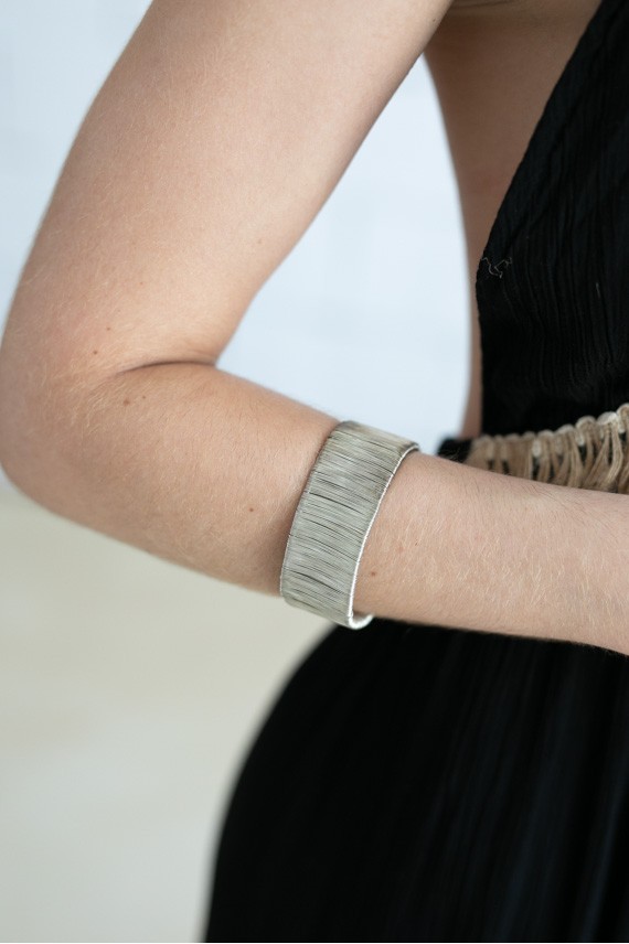 brazalete boho dorado abierto con hilos metálicos estilo artesanal