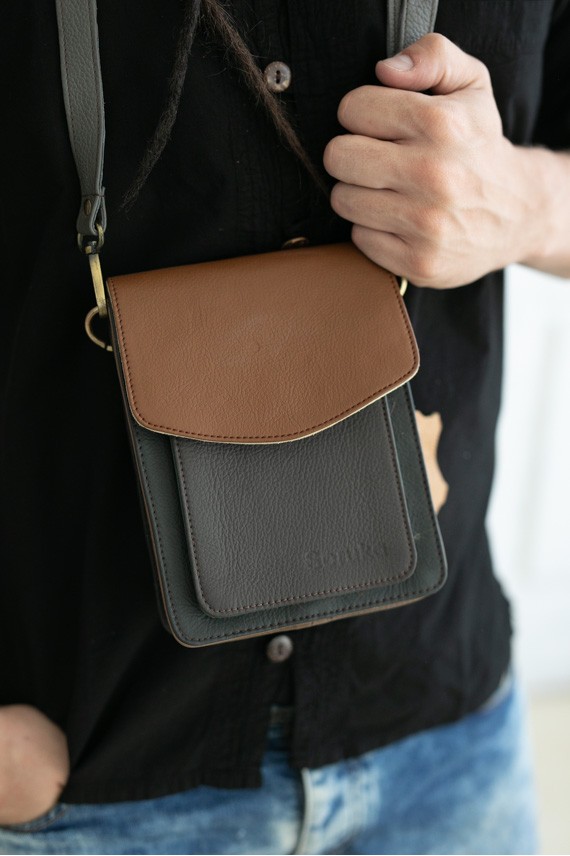 Bolso Brad unisex Sling by Soruka Marrón Bolso Brad unisex Sling by Soruka Marrón