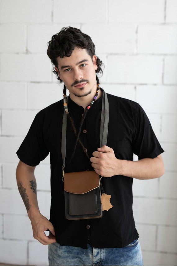 Bolso Brad unisex Sling by Soruka Marrón Bolso Brad unisex Sling by Soruka Marrón