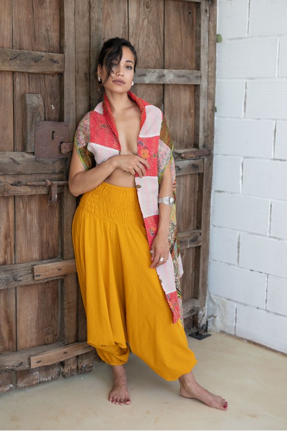 Pantalón sarouel de algodón con bolsillos laterales.