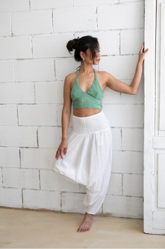 Pantalón sarouel de algodón con bolsillos laterales.