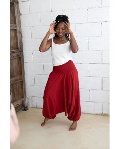 Pantalón sarouel de algodón con bolsillos laterales.