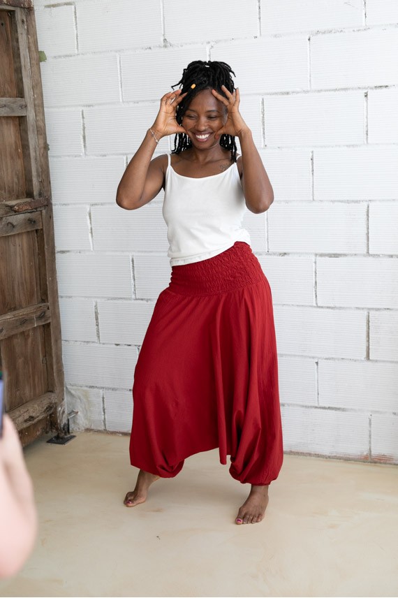 Pantalón sarouel de algodón con bolsillos laterales.