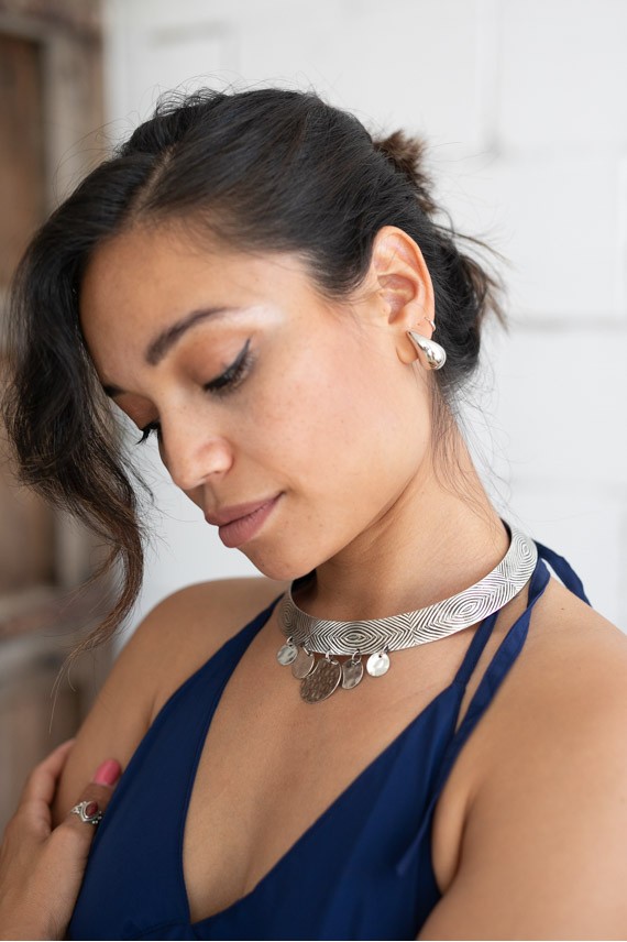 Mujer con choker rígido de latón con colgantes en acabado plateado, estilo étnico y boho Mujer con choker rígido de latón con colgantes en acabado plateado, estilo étnico y boho