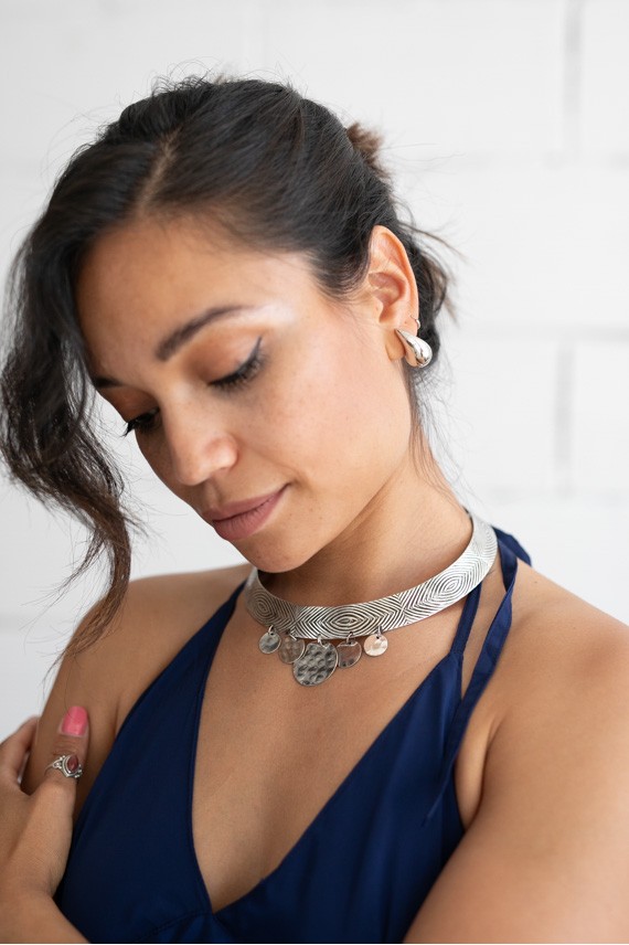 Mujer con choker rígido de latón con colgantes en acabado plateado, estilo étnico y boho Mujer con choker rígido de latón con colgantes en acabado plateado, estilo étnico y boho