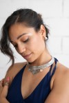 Mujer con choker rígido de latón con colgantes en acabado plateado, estilo étnico y boho