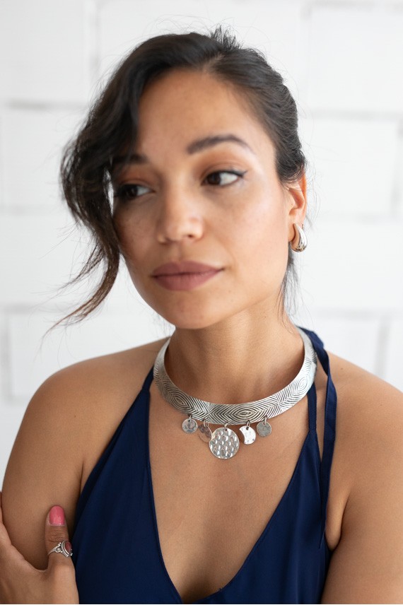 Mujer con choker rígido de latón con colgantes en acabado plateado, estilo étnico y boho Mujer con choker rígido de latón con colgantes en acabado plateado, estilo étnico y boho