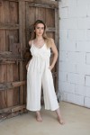 Mujer con Peto Algodón Boho Crudo