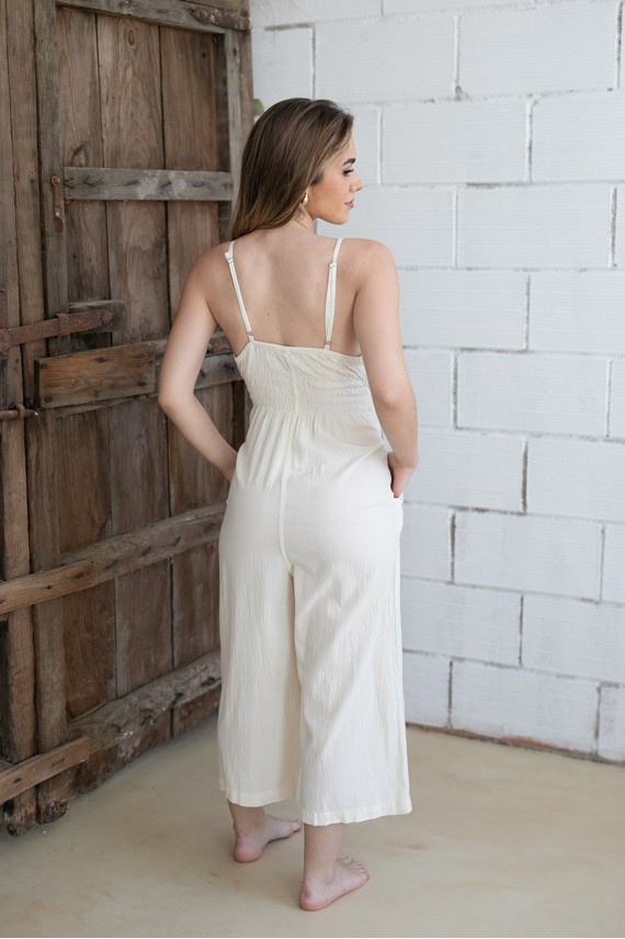 Mujer con Peto Algodón Boho Crudo