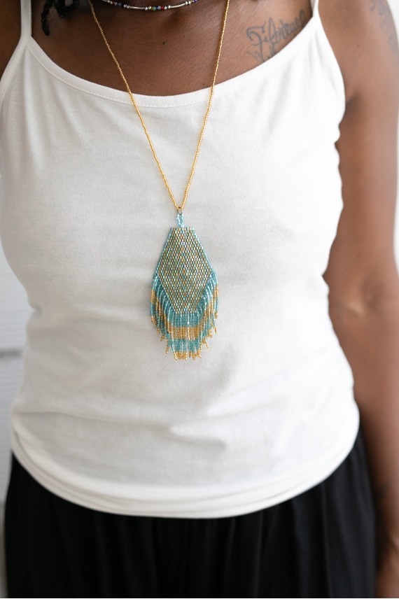 Collar largo de cuentas con diseño geométrico en forma de rombo y flecos boho multicolor Collar largo de cuentas con diseño geométrico en forma de rombo y flecos boho multicolor