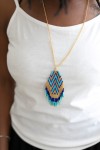 Collar largo de cuentas con diseño geométrico en forma de rombo y flecos boho multicolor