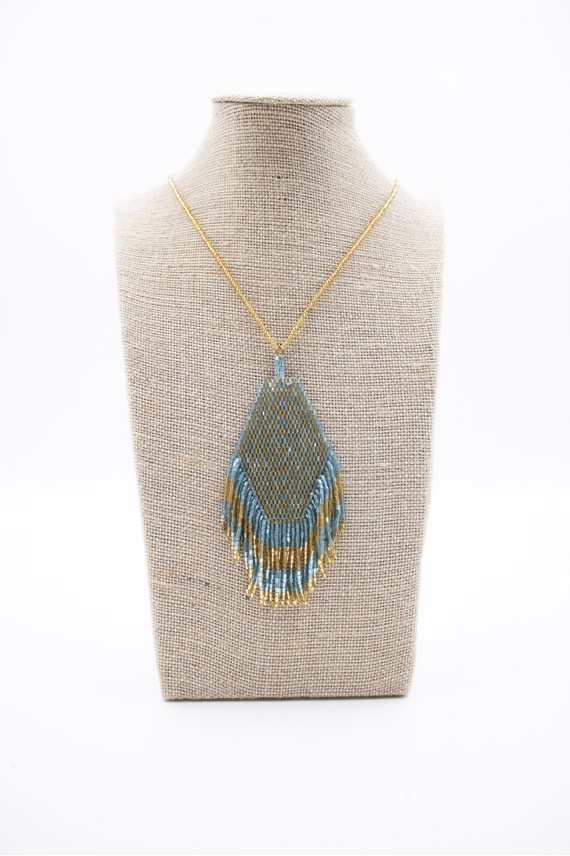 Collar largo de cuentas con diseño geométrico en forma de rombo y flecos boho multicolor Collar largo de cuentas con diseño geométrico en forma de rombo y flecos boho multicolor