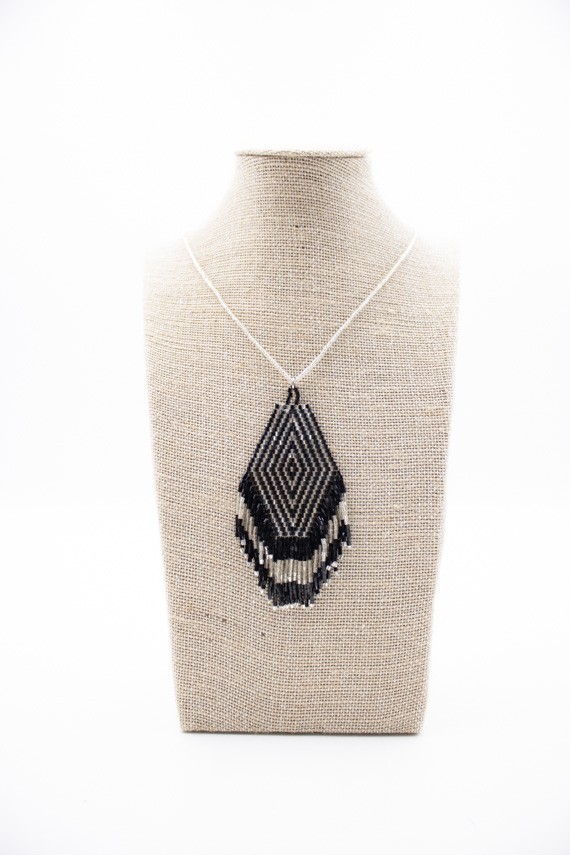 Collar largo de cuentas con diseño geométrico en forma de rombo y flecos boho multicolor Collar largo de cuentas con diseño geométrico en forma de rombo y flecos boho multicolor