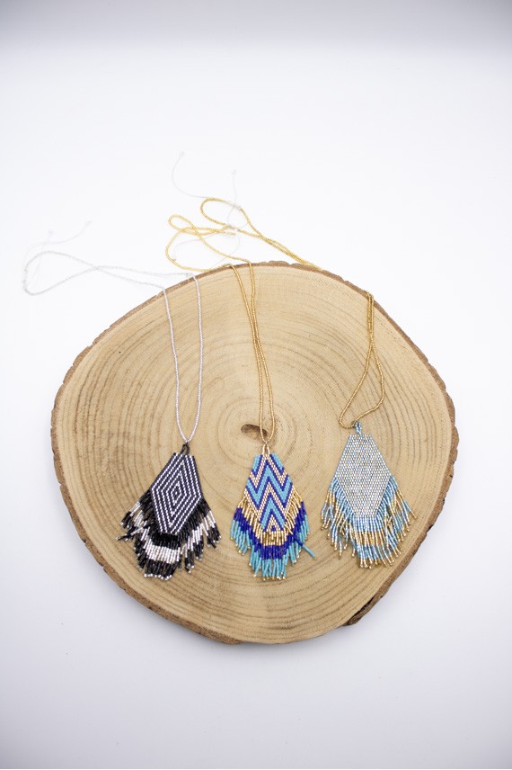 Collar largo de cuentas con diseño geométrico en forma de rombo y flecos boho multicolor Collar largo de cuentas con diseño geométrico en forma de rombo y flecos boho multicolor