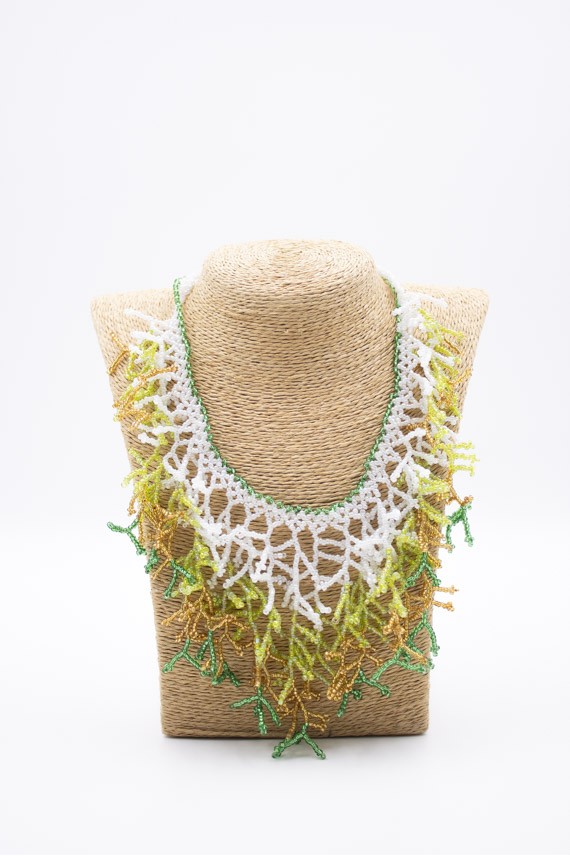 Collar corto de cuentas multicolor con forma orgánica inspirado en corales marinos Collar corto de cuentas multicolor con forma orgánica inspirado en corales marinos
