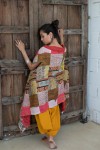 Chaleco de seda natural con patchwork y pespuntes, usado como pashmina boho