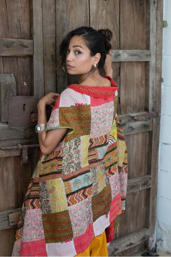 Chaleco de seda natural con patchwork y pespuntes, usado como pashmina boho