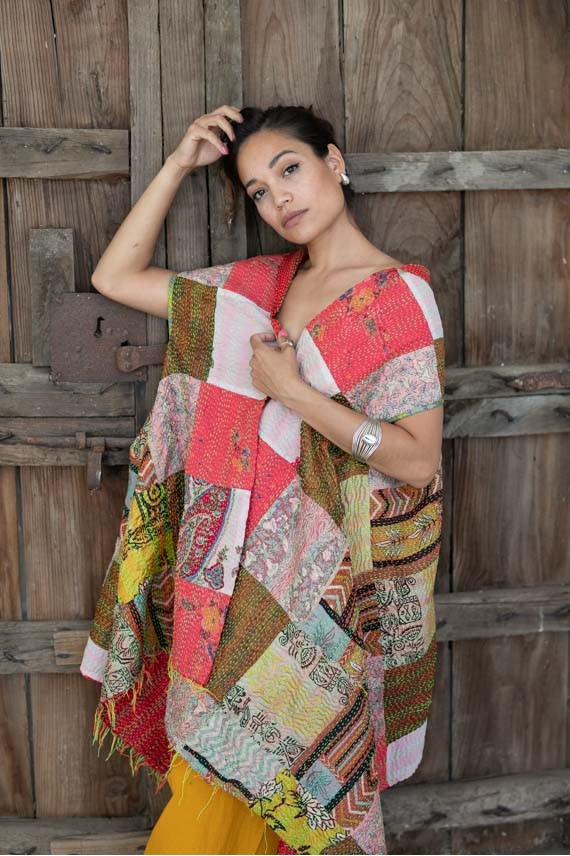 Chaleco de seda natural con patchwork y pespuntes, usado como pashmina boho