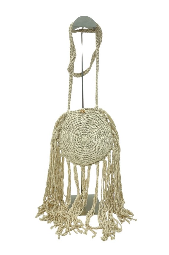 Bolso redondo de ganchillo con flecos y cierre de coco, estilo boho artesanal en tono natural Bolso redondo de ganchillo con flecos y cierre de coco, estilo boho artesanal en tono natural