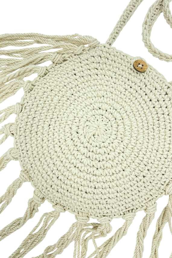 Bolso redondo de ganchillo con flecos y cierre de coco, estilo boho artesanal en tono natural Bolso redondo de ganchillo con flecos y cierre de coco, estilo boho artesanal en tono natural