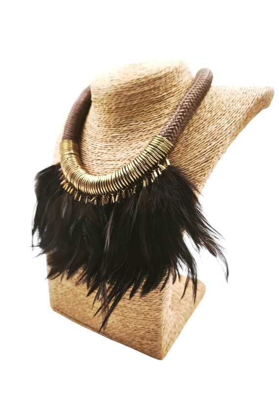 Collar Cordón Marrón y Plumas Siux Collar Cordón Marrón y Plumas Siux