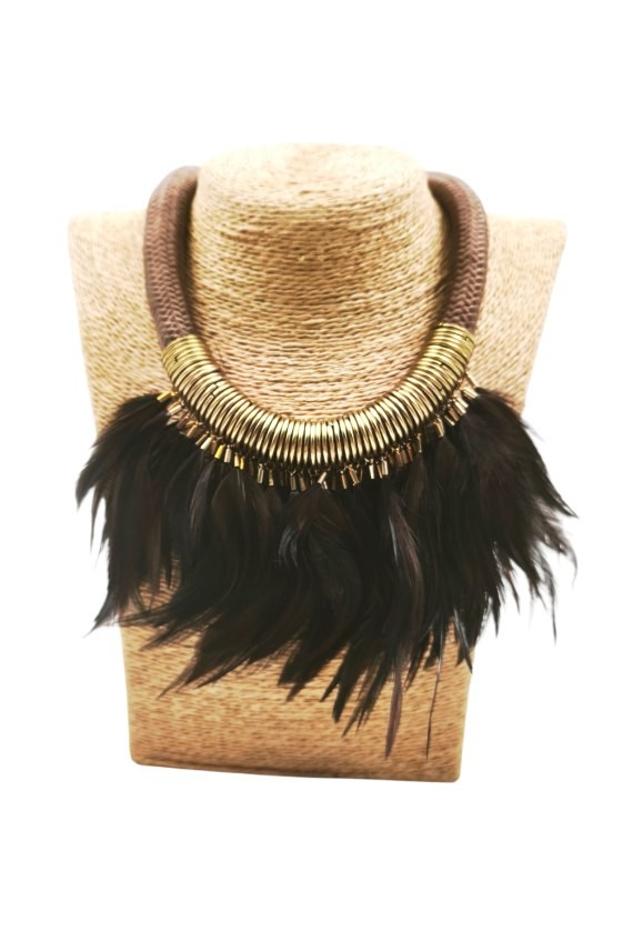 Collar Cordón Marrón y Plumas Siux Collar Cordón Marrón y Plumas Siux