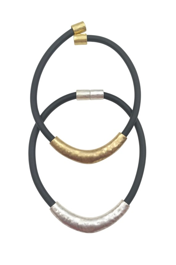 Gargantilla boho con tubo metálico y cordón de caucho negro Samarkanda Gargantilla boho con tubo metálico y cordón de caucho negro Samarkanda