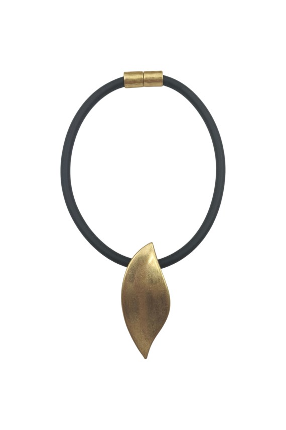 Gargantilla boho con colgante de hoja metálica y cierre de imán Samarkanda Gargantilla boho con colgante de hoja metálica y cierre de imán Samarkanda