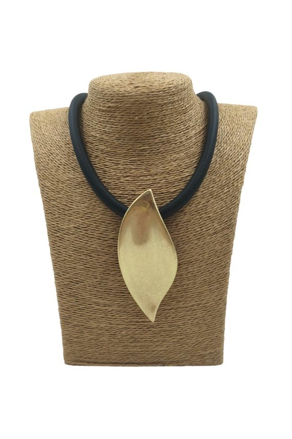 Gargantilla boho con colgante de hoja metálica y cierre de imán Samarkanda Gargantilla boho con colgante de hoja metálica y cierre de imán Samarkanda