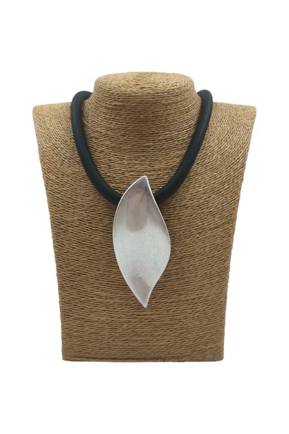 Gargantilla boho con colgante de hoja metálica y cierre de imán Samarkanda Gargantilla boho con colgante de hoja metálica y cierre de imán Samarkanda