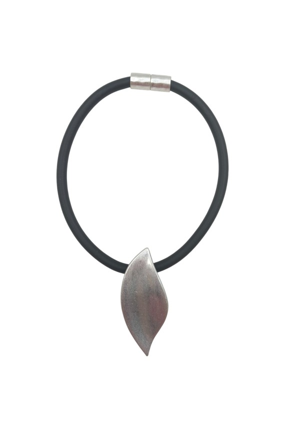 Gargantilla boho con colgante de hoja metálica y cierre de imán Samarkanda Gargantilla boho con colgante de hoja metálica y cierre de imán Samarkanda