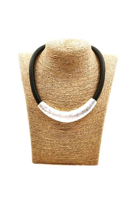 Gargantilla boho con tubo metálico y cordón de caucho negro Samarkanda Gargantilla boho con tubo metálico y cordón de caucho negro Samarkanda