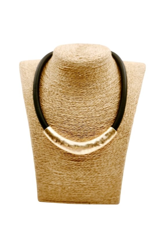 Gargantilla boho con tubo metálico y cordón de caucho negro Samarkanda Gargantilla boho con tubo metálico y cordón de caucho negro Samarkanda