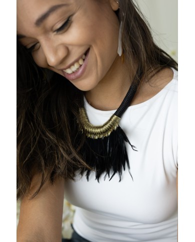 Collar Cordón Negro y Plumas Siux