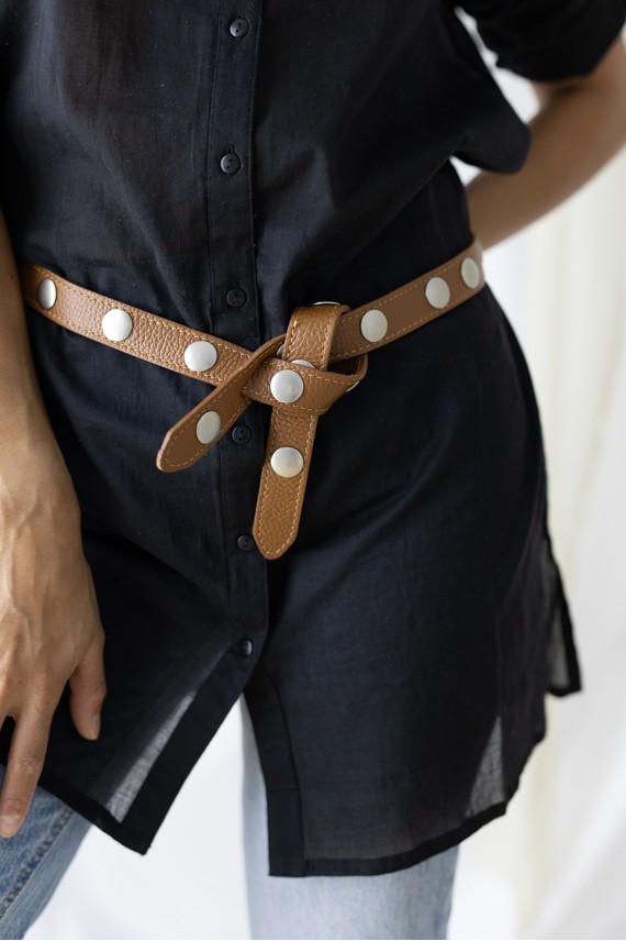 Cinturón lazo de piel con tachuelas