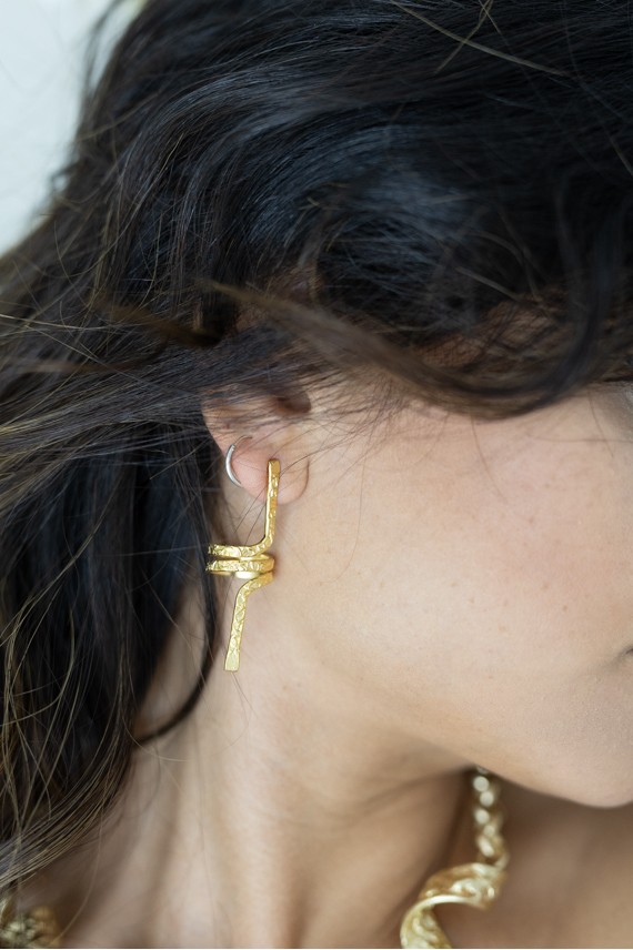 Pendientes boho artesanales de latón bañados en oro 24k
