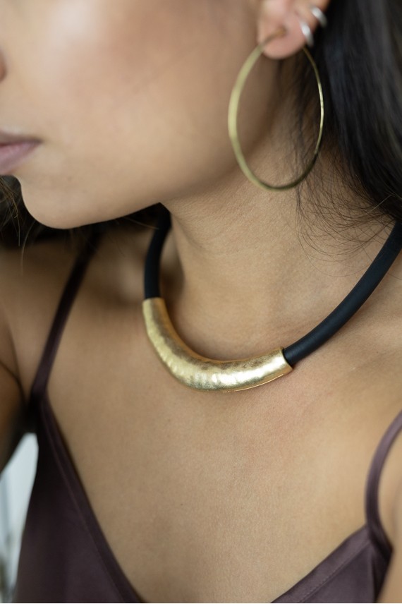 Gargantilla boho con tubo metálico y cordón de caucho negro Samarkanda Gargantilla boho con tubo metálico y cordón de caucho negro Samarkanda