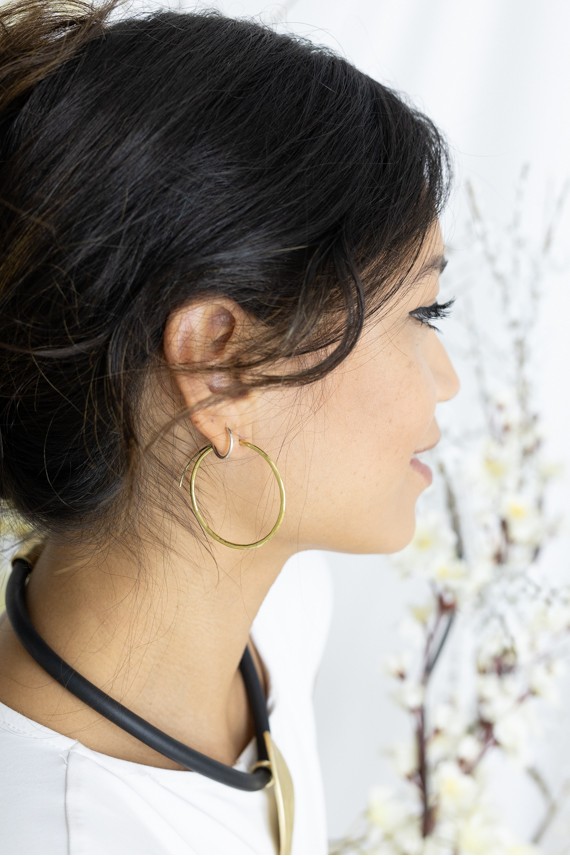 Pendientes aro plano dorado con textura artesanal. Pendientes bohemios en metal libre de níquel Pendientes aro plano dorado con textura artesanal. Pendientes bohemios en metal libre de níquel