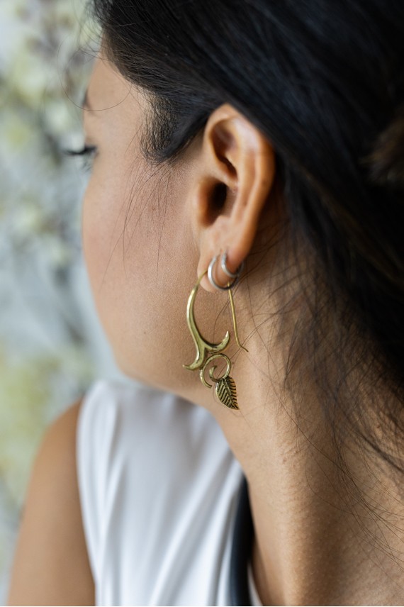 Pendientes dorados diseño rama y hoja – estilo bohemio artesanal