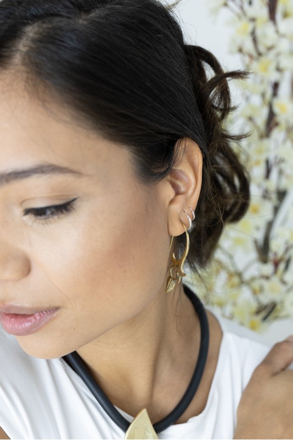 Pendientes dorados diseño rama y hoja – estilo bohemio artesanal