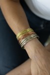 Brazalete artesanal boho en metal tricolor oro plata y cobre, diseño abierto ajustable
