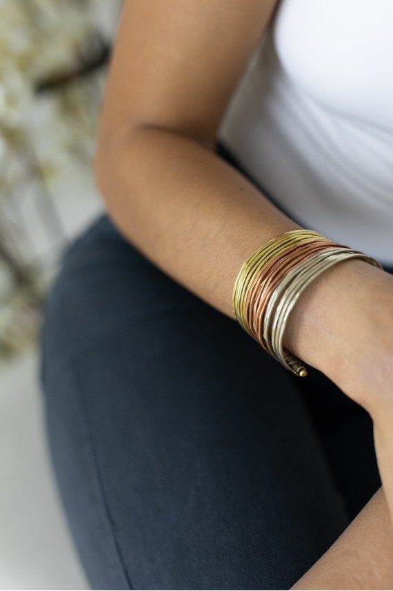 Brazalete artesanal boho en metal tricolor oro plata y cobre, diseño abierto ajustable