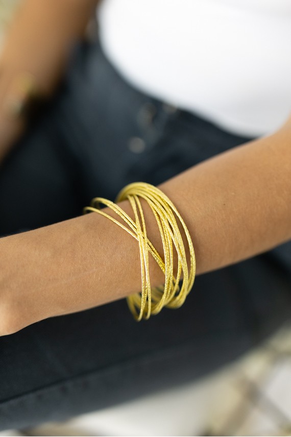 Pulsera rígida dorada de metal libre de níquel con diseño de aros entrelazados