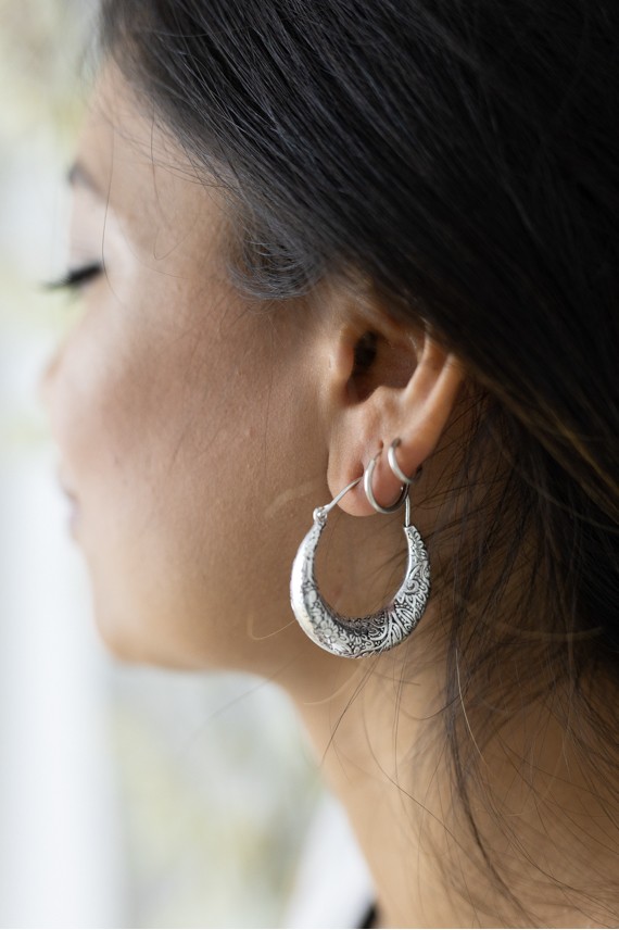 Pendientes aro plata con diseño de filigrana floral grabada y cierre de gancho Pendientes aro plata con diseño de filigrana floral grabada y cierre de gancho