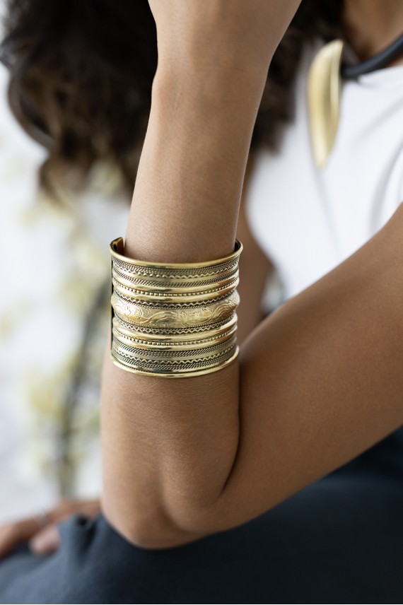brazalete dorado artesanal con grabados florales y geométricos hecho en India